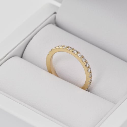 Eheringe aus einem Eternity-Ring mit Moissaniten und einem Komfort-Ring Driany
