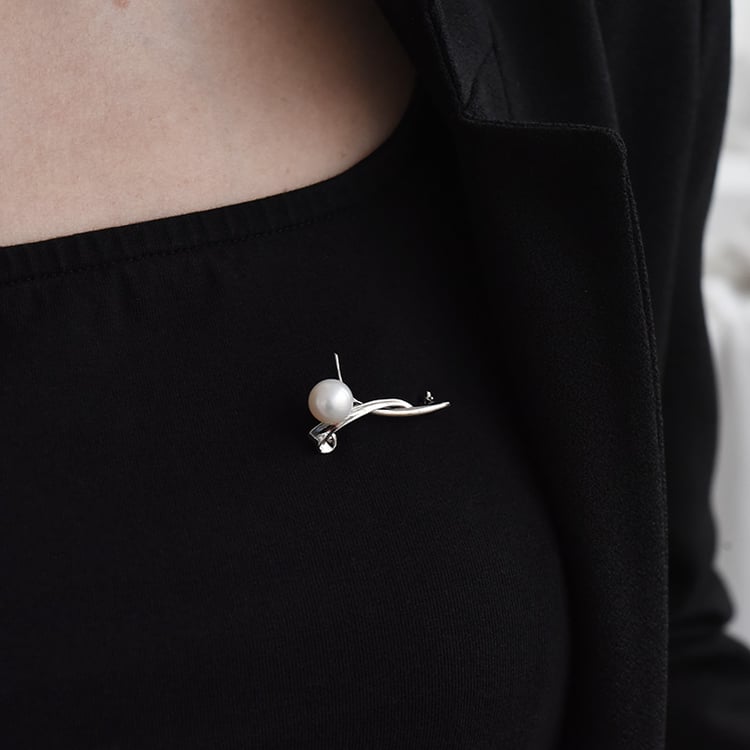 Silberne Brosche mit weißer Perle Erik 91407