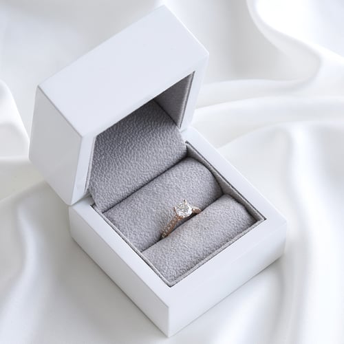 Verlobungsring mit Moissanit und Lab Grown Diamanten Ulani