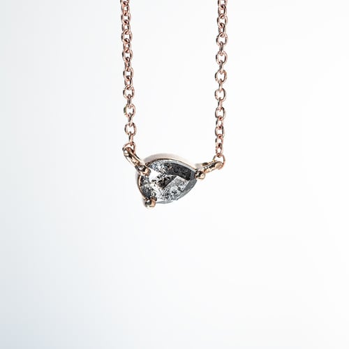 Halskette mit Salt and Pepper Diamant in Birnenform Maliah