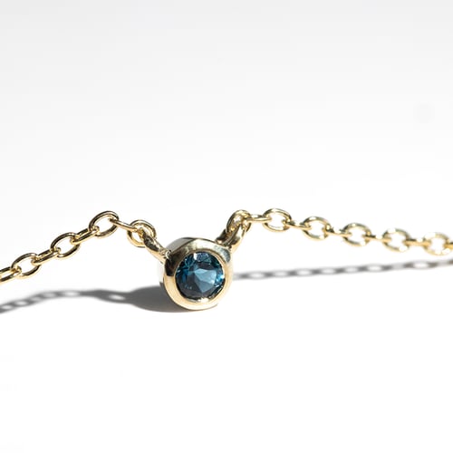 Minimalistische Kette mit einem Londoner Topas Glosie