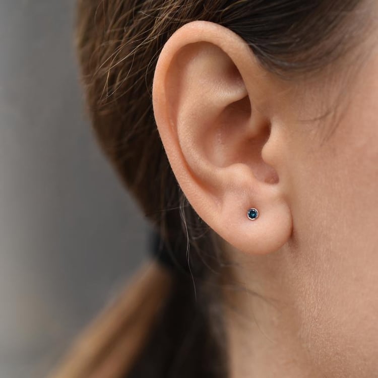 Silberne Ohrstecker mit blauen Diamanten in Bezelfassung Tofine 102948