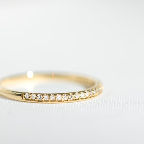 M Ring aus Gold mit Diamanten halbbesetzt Topsey