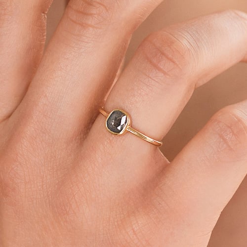 Ring mit einem Salt and Pepper Diamanten in Emerald-Form Christy