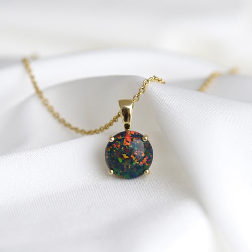Schwarzer Opal im goldenen Anhänger Icy