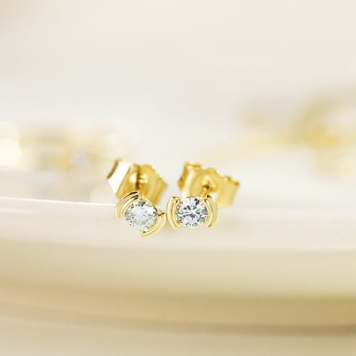 Minimalistische goldene Ohrstecker mit Diamanten Vilhelmina