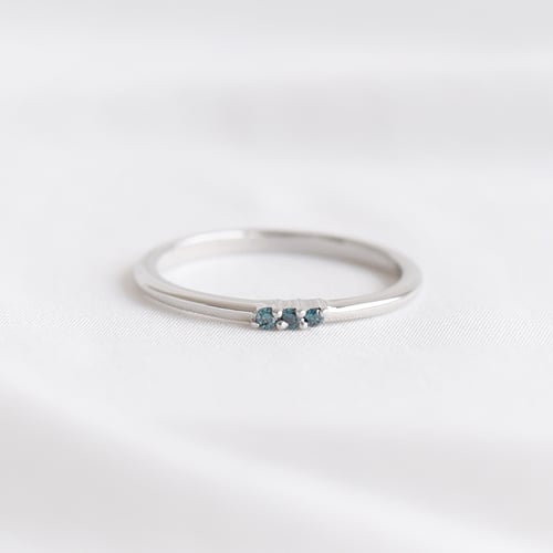 Ring aus Silber mit blauen Diamanten Nicklas