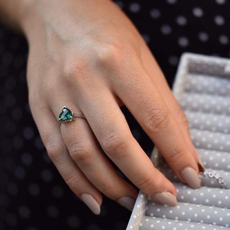 Goldener Verlobungsring mit Smaragd in Herzform Perry 34643