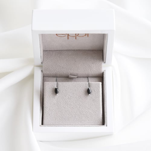 Minimalistische silberne Ohrringe mit schwarzem Spinell Andine