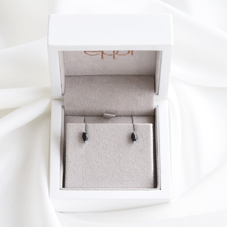 Minimalistische silberne Ohrringe mit schwarzem Spinell Andine 117946