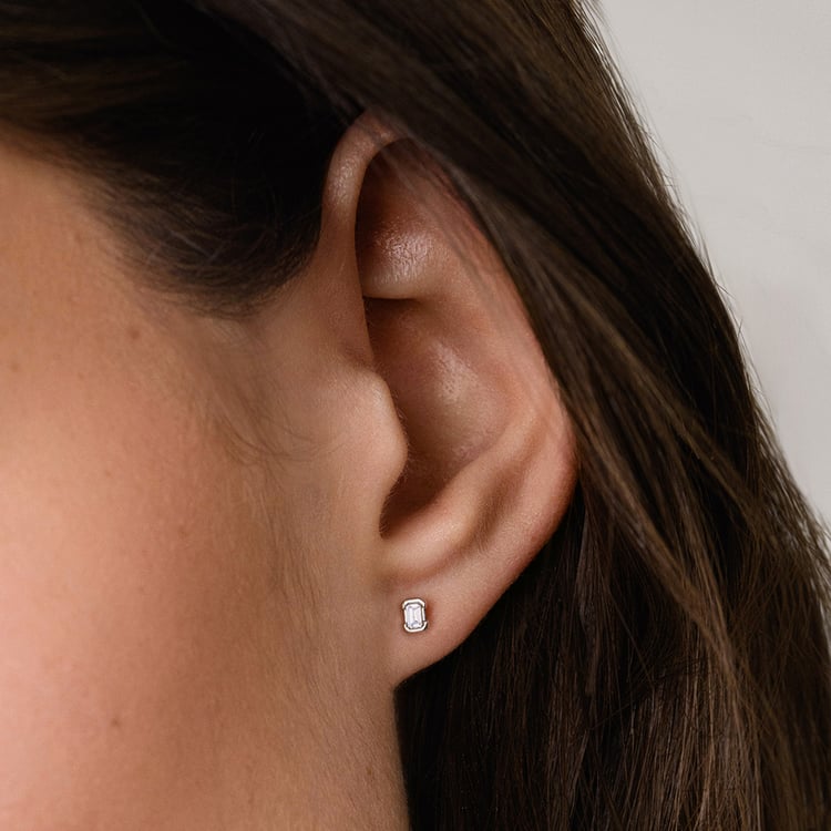 Minimalistische silberne Ohrstecker mit einem Lab Grown Diamanten in Emerald-Form Agata 160570