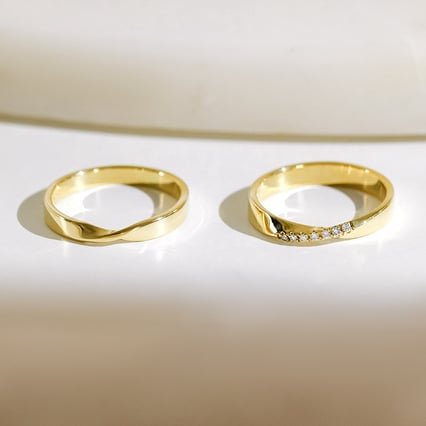 Goldene Eheringe mit Twist und Lab Grown Diamanten Lasha