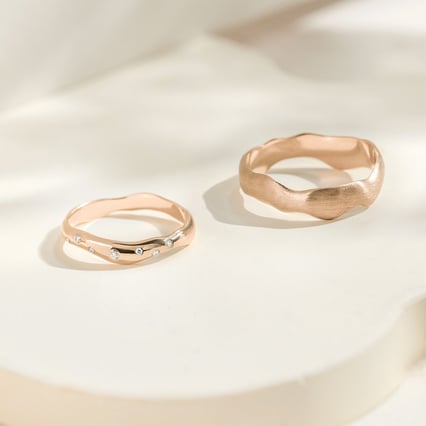 Unregelmäßige Eheringe aus Gold in Haselnussfarbe mit Diamanten Parnell