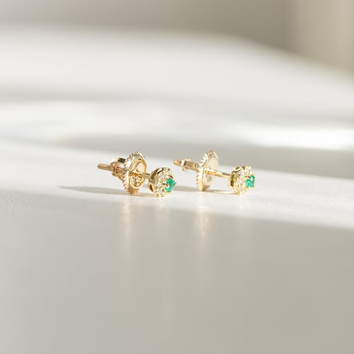 Ohrstecker mit einem Smaragd und Diamanten im Halo-Stil Zowie