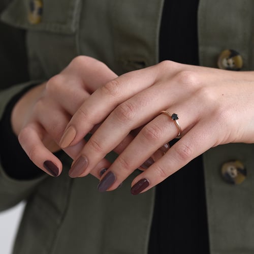 Goldener Verlobungsring mit schwarzem Diamant Mala
