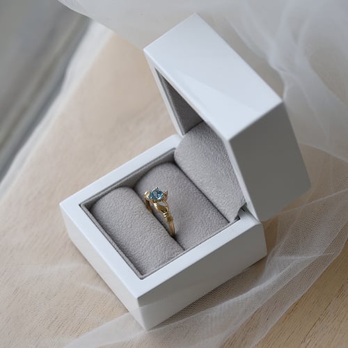 Goldener Claddagh-Ring mit Topas und Diamant Norie