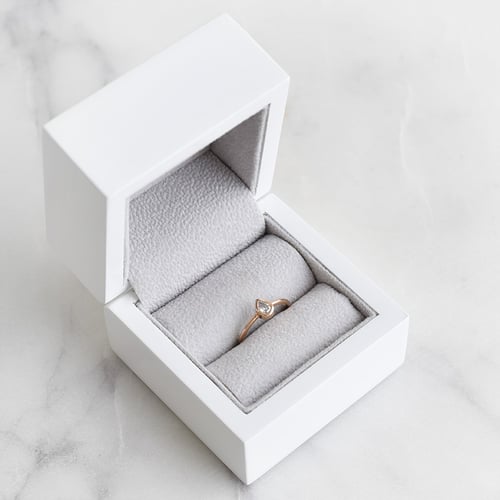Minimalistischer Ring mit Pear Diamanten Nunez