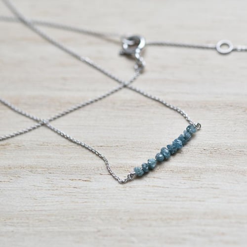 Goldener Choker mit blauen ungeschliffenen Diamanten Inaku