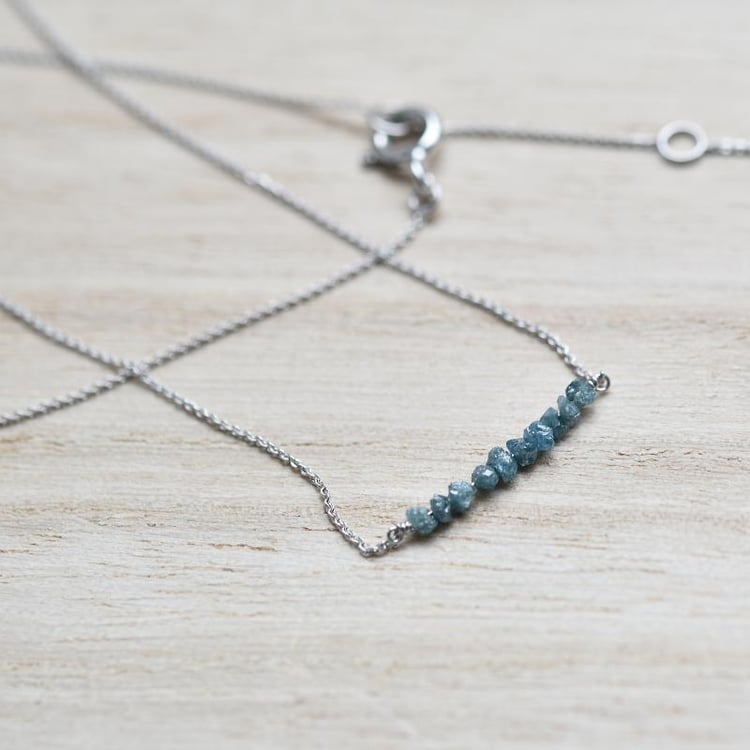 Goldener Choker mit blauen ungeschliffenen Diamanten Inaku 38654