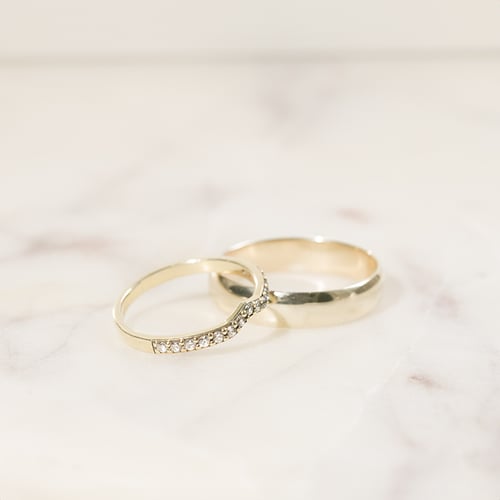 Eternity Ring aus Gold mit Moissaniten und flachem Herrenring Marveille