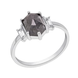 Ring mit Salt and Pepper Diamant und Saphiren Nadiia