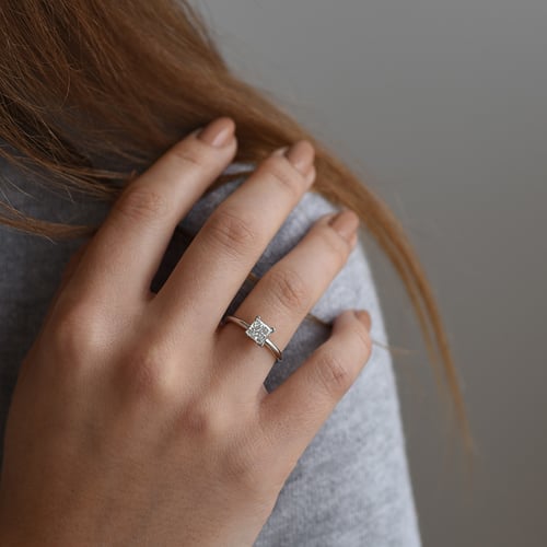 Verlobungsring mit Princess Diamanten Nangai