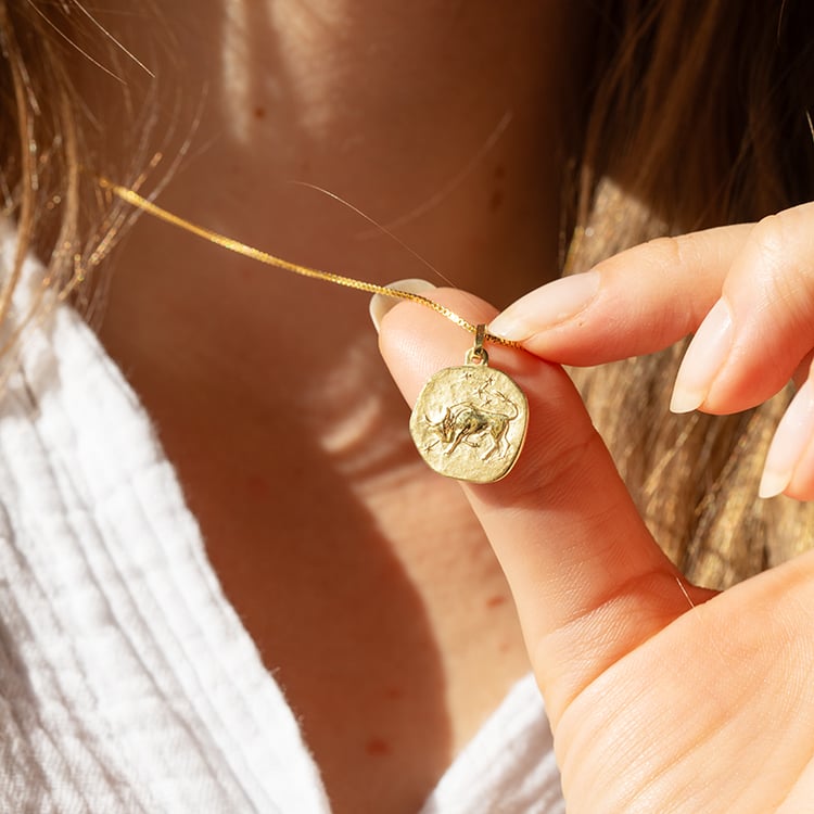 Goldanhänger mit Symbolen des Tierkreiszeichens 145604