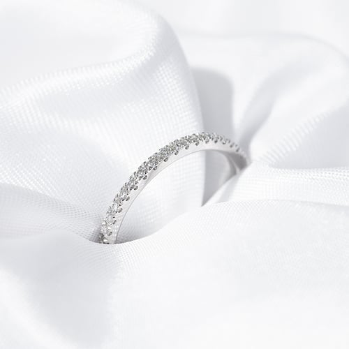 Eheringe aus Eternity-Ring mit Moissaniten und ein breiter Komfort-Ring Adva