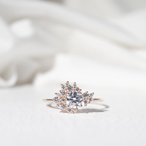 Unkonventioneller Verlobungsring im Custer Stil mit Diamanten Moore