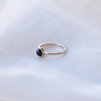 Goldener minimalistischer Ring mit schwarzem Opal Stowy