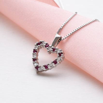 Goldenes Herz voller Rubine und Diamanten Devamati