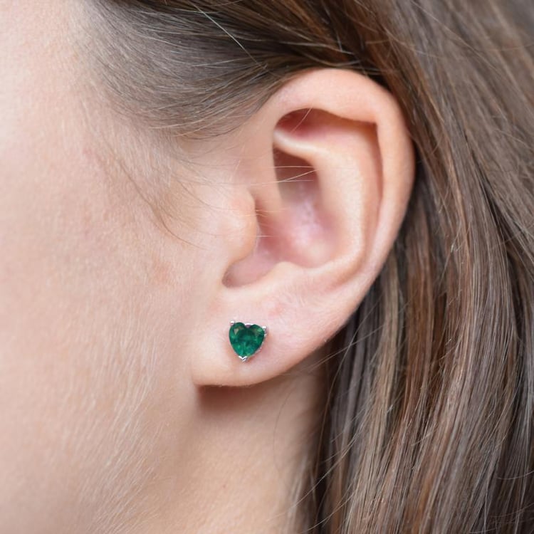 Silberne Kollektion mit simulierten Smaragden in Herzform Jahnavi 75062