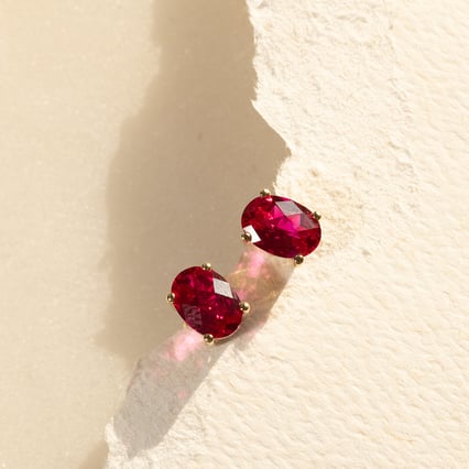 Goldohrringe mit Rubinen in ovaler Form Qati