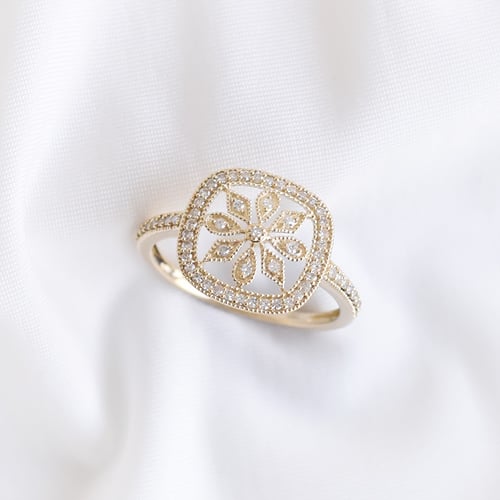 Goldener Ring mit Diamantenblüte Liliane