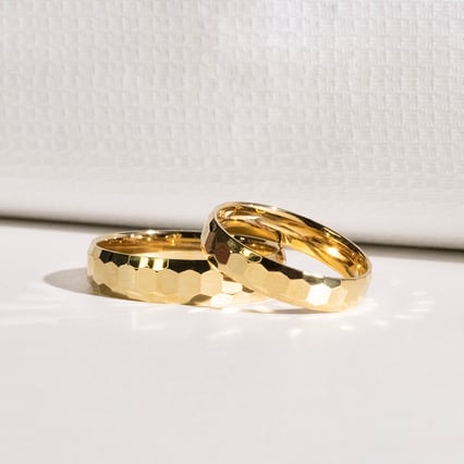 Goldene Eheringe mit Hammerschlag-Motiv Laurita