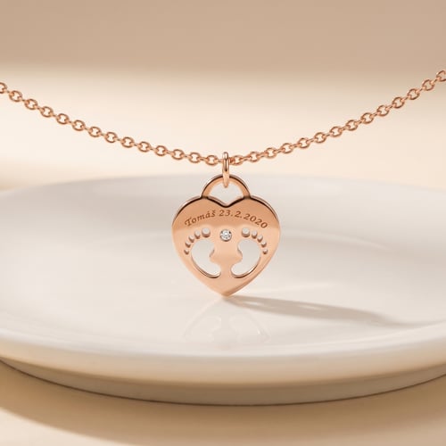 Silberner Anhänger mit Kinderfüßchen, einem Diamanten und Gravur Olivia