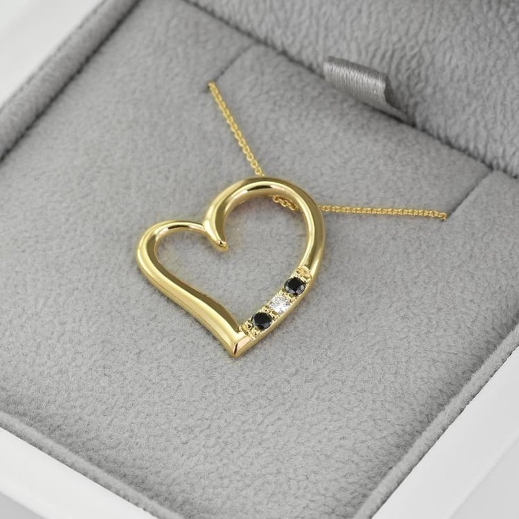 Silberner Anhänger mit einem Herzen und schwarzen und weißen Diamanten Tanish 103503