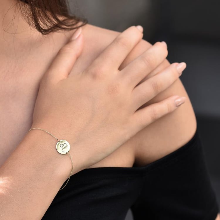 Goldarmband mit Löwe Sternzeichen und Diamanten auf dem Arm 32932