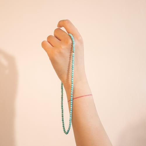 Silberne Kette mit Perlen aus Howlith Norma