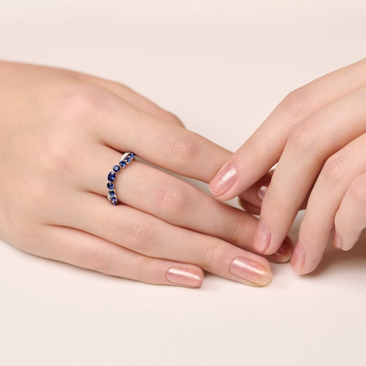 Eleganter Goldring mit Saphiren und Lab Grown Diamanten Sona 165524