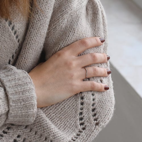 Minimalistischer Ring in V-Form mit drei Diamanten Cason