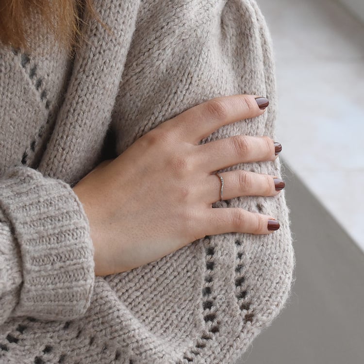 Minimalistischer Ring in V-Form mit drei Diamanten Cason 94753