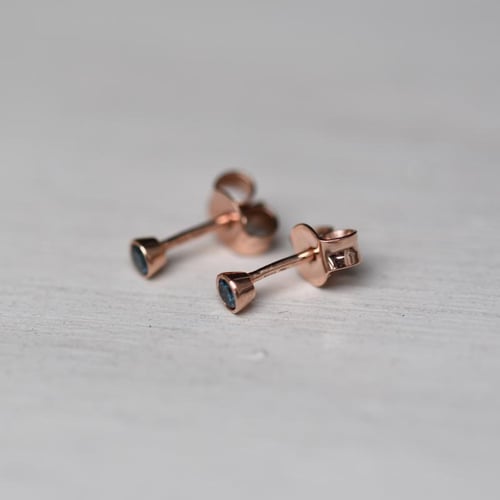 Ohrstecker mit blauen Diamanten Tofine