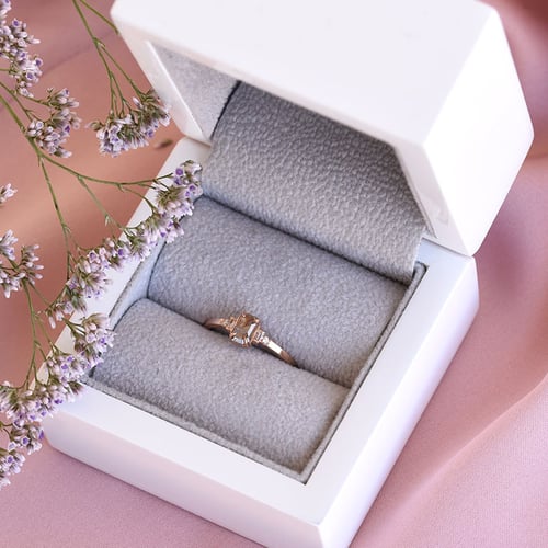 Ring mit Salt and Pepper Diamant und Seitendiamanten Cilla