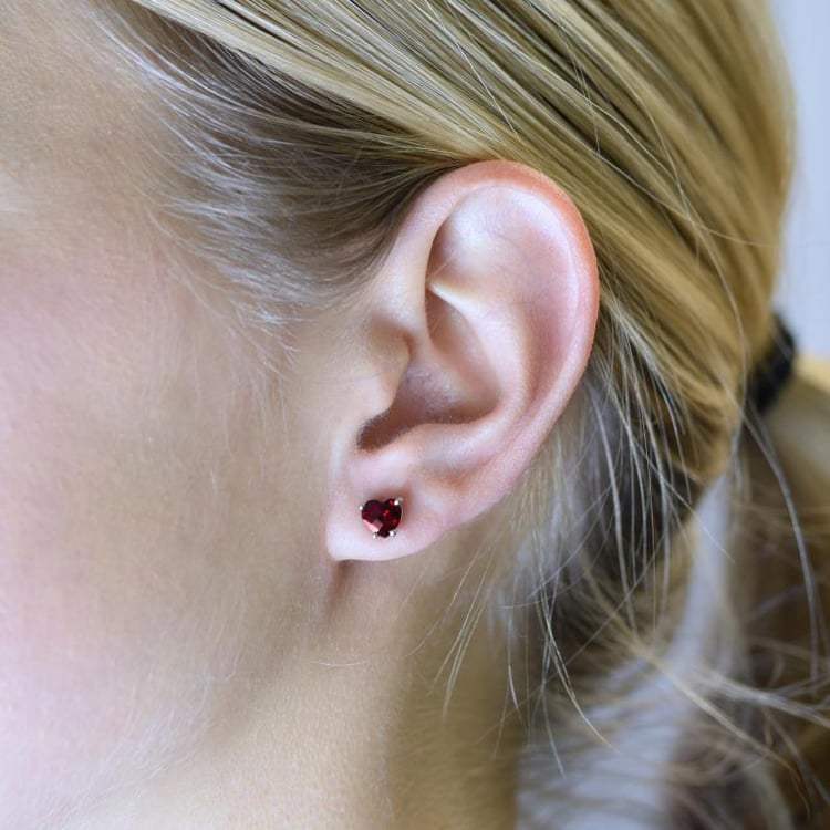 Granat-Herzen in goldenen Ohrringen Kaciah 17237