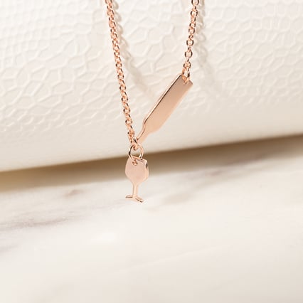 Silberne Halskette mit einer Flasche und Weinglas Drue