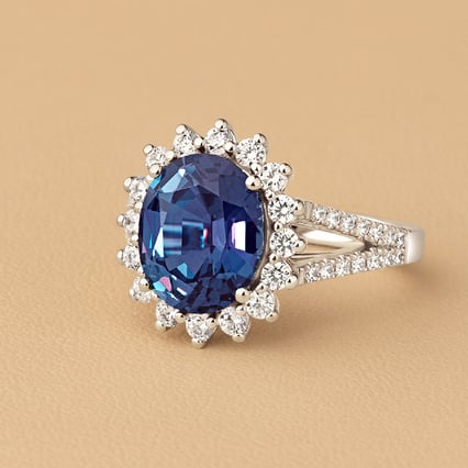 Goldener Ring mit ovalem Lab Grown Alexandrit und Diamanten Logan