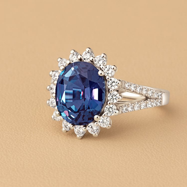 Goldener Ring mit ovalem Lab Grown Alexandrit und Diamanten Logan 136590
