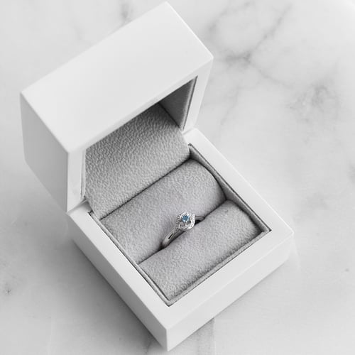 Verlobungsring mit Topas in Schweizerblau Nurisa