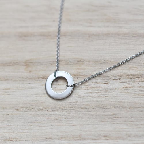 Silberkette mit einem Kreis und einem Diamanten Emelda